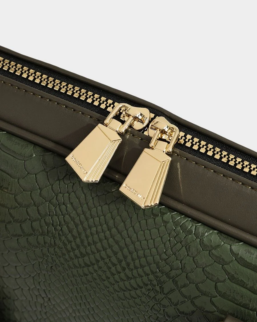 Signature Jetsetter Laptop Bag in Olive - Image 10
